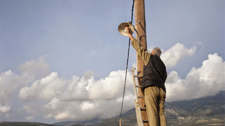 ΔΕΗ: Μας αλλάζει τους…λαμπτήρες για το καλό της τσέπης μας