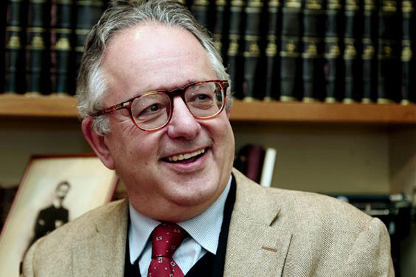 Ο καθηγητής Νίκος Αλιβιζάτος