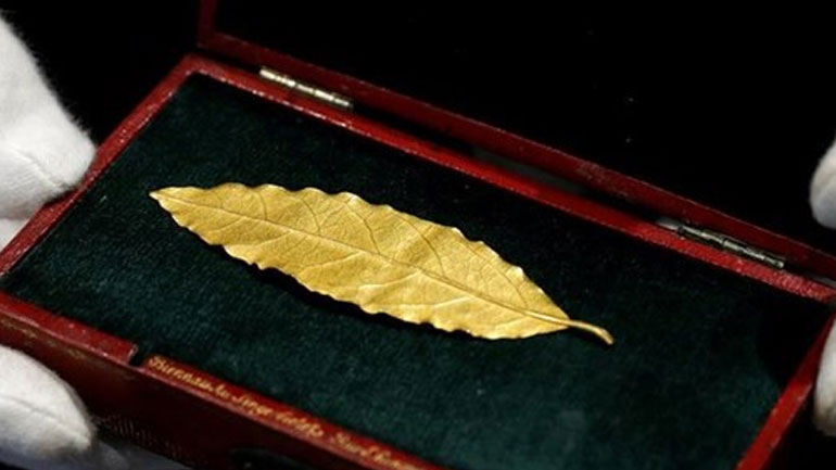 Γαλλία: Έναντι 625.000 ευρώ πουλήθηκε ένα χρυσό φύλλο από το στέμμα του Ναπολέοντα