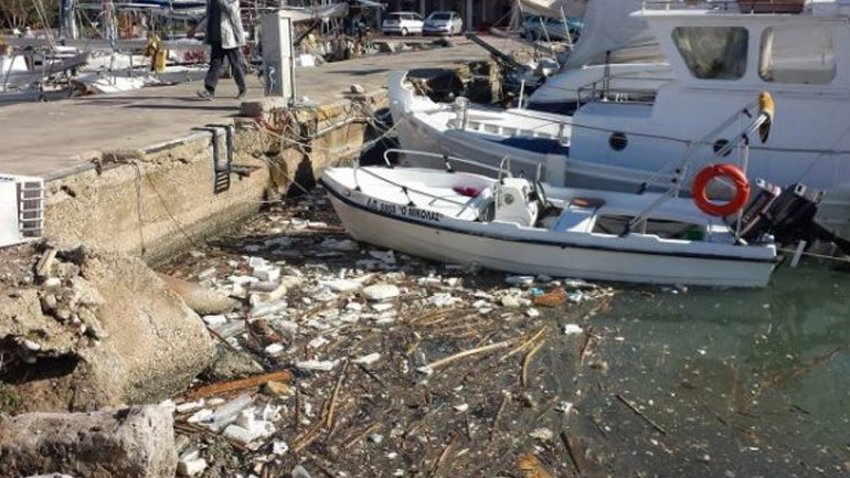 Βγήκαν οι βάρκες στην στεριά στη Μαρίνα της Πάτρας