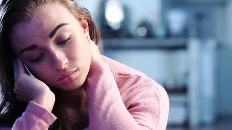 Τα κορίτσια είναι πιο πιθανό να κάνουν κακό στον εαυτό τους στην εφηβεία από ό,τι τα αγόρια