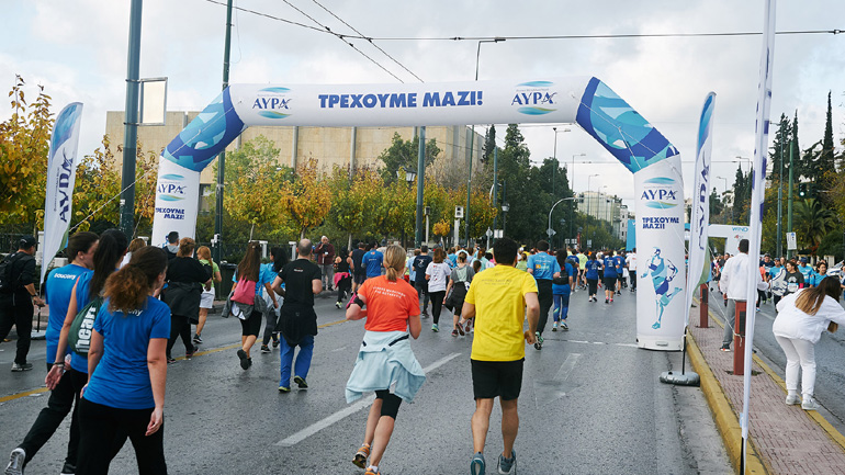 Φυσικό Μεταλλικό Νερό ΑΥΡΑ: 20 χρόνια «Τρέχουμε Μαζί» στον Αυθεντικό Μαραθώνιο