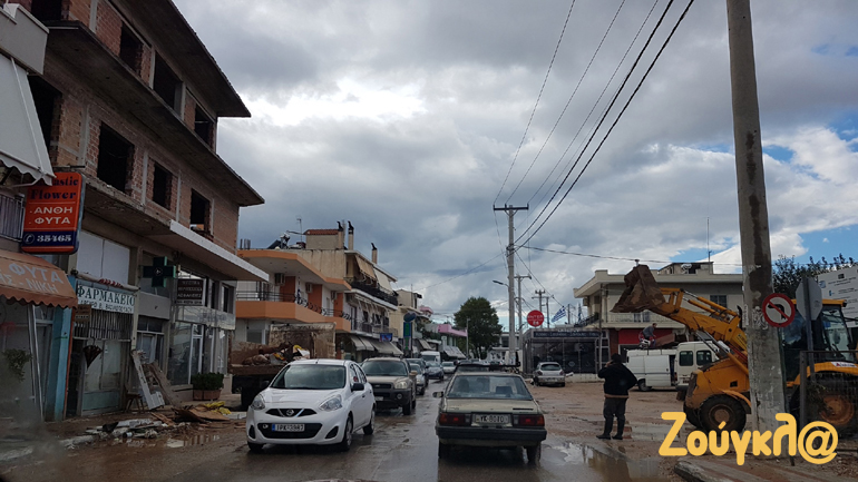 Αρκετές ημέρες μετά τη μεγάλη καταστροφή και οι πληγέντες από την κακοκαιρία προσπαθούν να βρουν την καθημερινότητά τους... (φωτογραφία από το Μεγάλο Πεύκο)