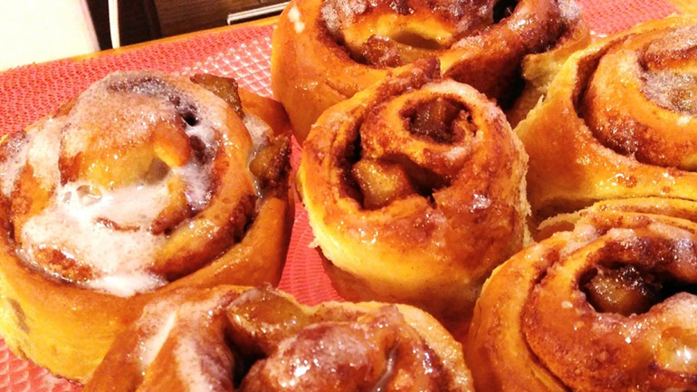 Ρολά σφολιάτας με μήλο και κανέλα