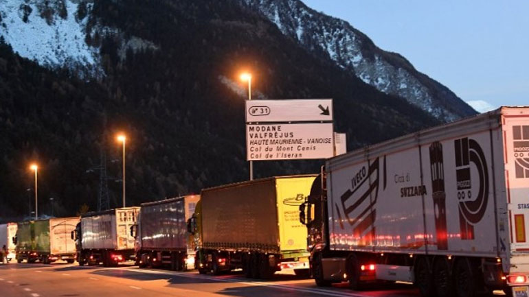 «Μπλόκο» στα σύνορα με την Ισπανία, την Ιταλία και το Βέλγιο από τις κινητοποιήσεις Γάλλων οδηγών φορτηγών