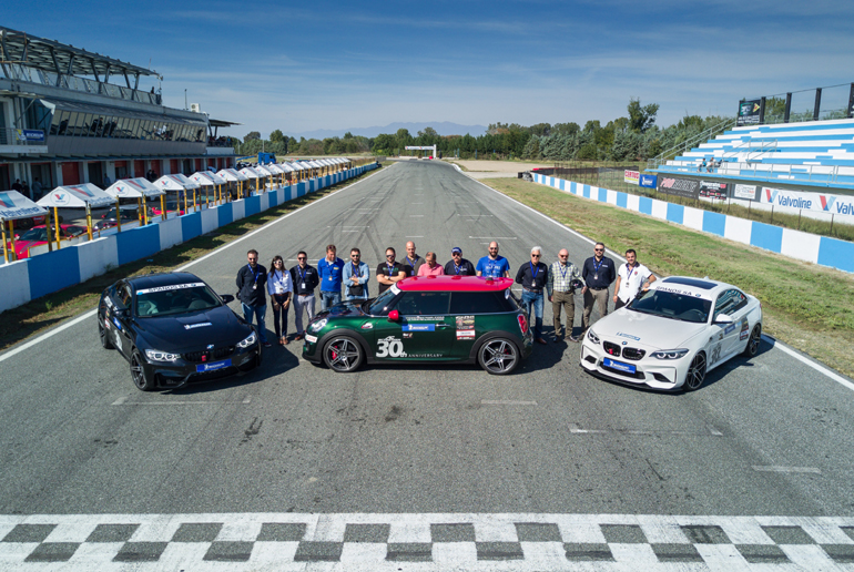 Από δεξιά, BMW M2 (420 ίππων), John Cooper Works (231 ίππων) και BMW M4 Competizione (450 ίππων). Πίσω από τα αυτοκίνητα όλη η ομάδα της 'ελληνικής' Michelin και η αποστολή των δημοσιογράφων...