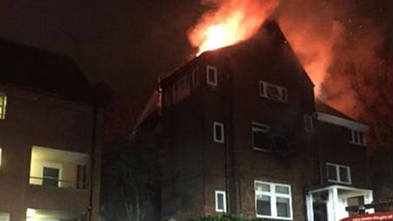 Μεγάλη πυρκαγιά σε συγκρότημα διαμερισμάτων στο βόρειο Λονδίνο