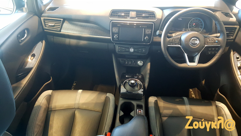 Το εσωτερικό του ιαπωνικού μοντέλου. Είναι δεξιοτίμονο διότι ήρθε για λόγους επίδειξης από την Ιαπωνία...