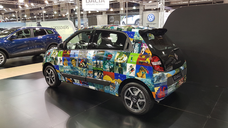 Πάνω στο γαλλικό μοντέλο απεικονίζονται έργα διασήμων Ελλήνων εικαστικών