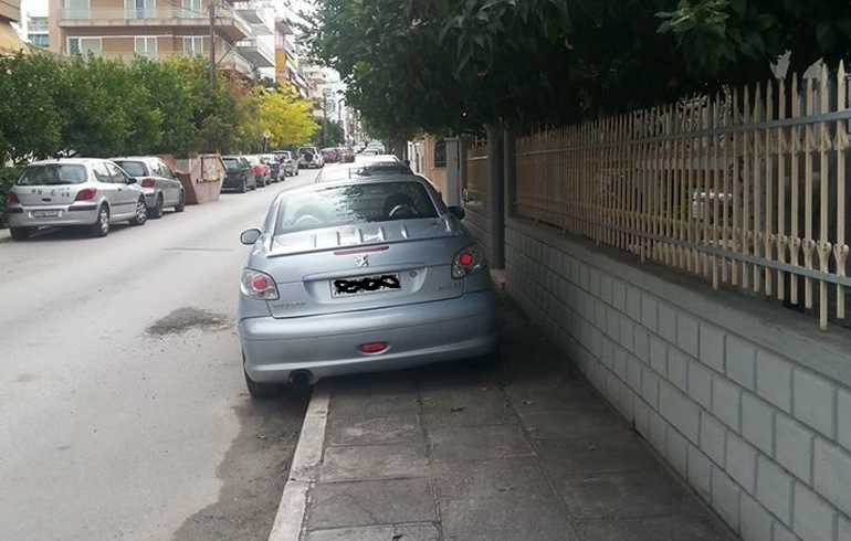 Πού να ψάχνεις τώρα για θέση στάθμευσης. Ας είναι καλά το πεζοδρόμιο...