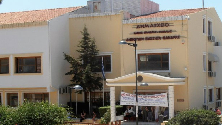 Έπαιξαν μπουνιές στο δημοτικό συμβούλιο της Μάνδρας