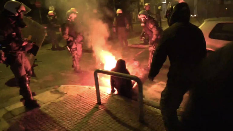 Σταθερή βελτίωση για την 55χρονη δικηγόρο, που τραυματίστηκε από φωτοβολίδα στα Εξάρχεια