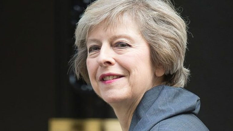 Η Μέι χαιρετίζει την παραίτηση του Μουγκάμπε