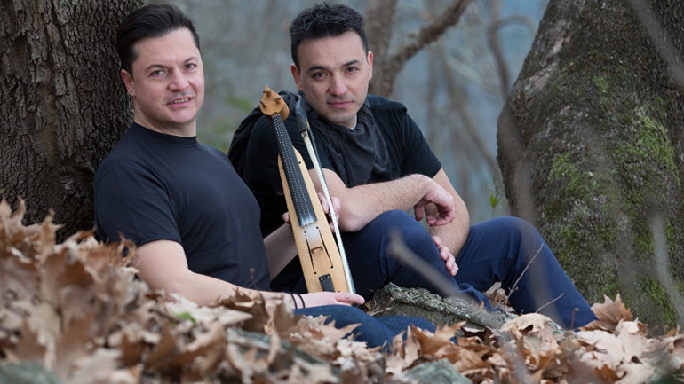 Ο Κωνσταντίνος και ο Ματθαίος Τσαχουρίδης  στον Σταυρό του Νότου