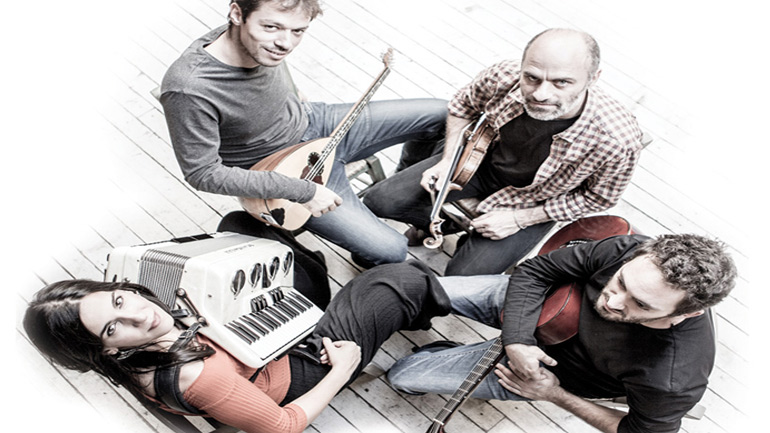 Το μουσικό συγκρότημα «Rebetien» στο Άλικο