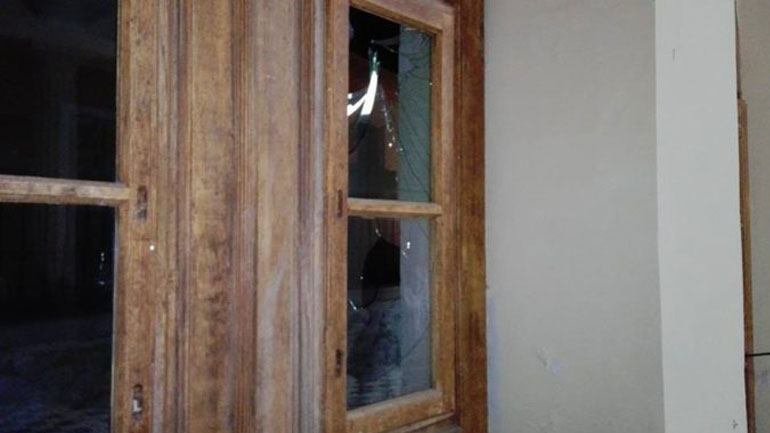 Έριξαν πέτρες στο Δημαρχείο Σύρου-Ερμούπολης