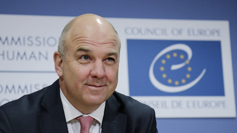 Επίτροπος Μουΐζνιεκς: «Εθνοτικές διαιρέσεις και πόλωση «φρέναραν» στη συμφιλίωση στα Δυτικά Βαλκάνια»