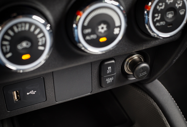 Θύρα USB, κουμπί για start - stop όταν το όχημα σταματά κ.ά.