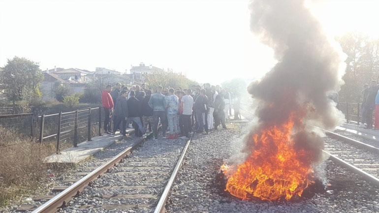 Λάρισα: Κατάληψη σιδηροδρομικών γραμμών από κατοίκους Λάρισα: Κατάληψη σιδηροδρομικών γραμμών από κατοίκους