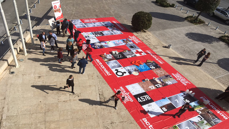 Διαδραστική εμπειρία των εργαζομένων της INTERAMERICAN για τη φτώχεια και τα ανθρώπινα δικαιώματα