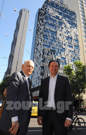Ο υπουργός Οικονομίας και Ανάπτυξης κ. Δημήτρης Παπαδημητρίου με τον πρόεδρο της Ελληνικής Ορθόδοξης Κοινότητας Μελβούρνης και Βικτώριας Βασίλη Παπαστεργιάδη, μπροστά από το εντυπωσιακό νέο πολυώροφο κτήριο της Κοινότητας στο κέντρο της πόλης