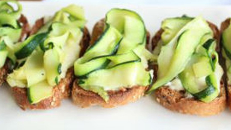 Μπρουσκέτες με τυρί και κολοκυθάκια