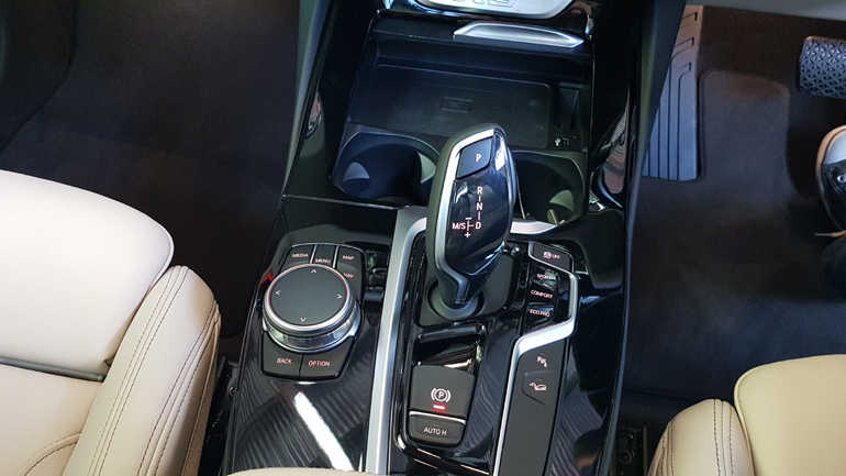 Ο νέος λεβιές ταυτήτων (στο αυτόματο κιβώτιο) προέρχεται από μεγαλύτερα μοντέλα