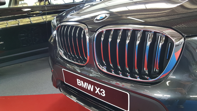 Πολύ χαρακτηριστική η εμπρός τρισδιάσταση γρίλια