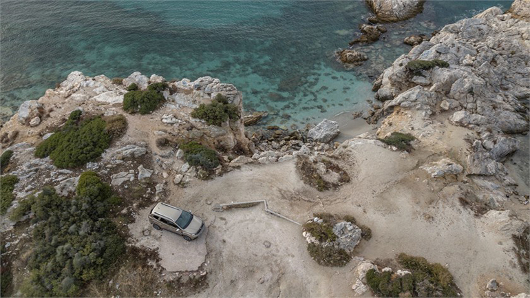 Τα κρυστάλλινα νερά της θάλασσας μαγεύουν το φακό...