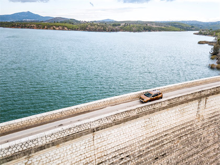 Το Dacia Duster στο φράγμα του Μαραθώνα