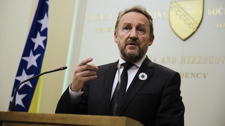Βοσνία: Ο Ιζετμπέκοβιτς ζητεί από τους Σέρβους να «αποδεχτούν την αλήθεια για τα εγκλήματα του Μλάντιτς»