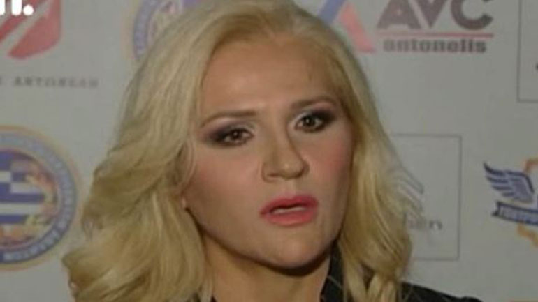 Μπέσυ Μάλφα: Η απάντηση για το δημοσίευμα που έβγαλε «έξω από τα ρούχα» του τον σύζυγό της