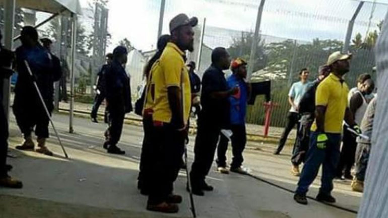 Παπούα Νέα Γουινέα: Η αστυνομία εκκενώνει με τη βία το κέντρο κράτησης προσφύγων στο νησί Μάνους