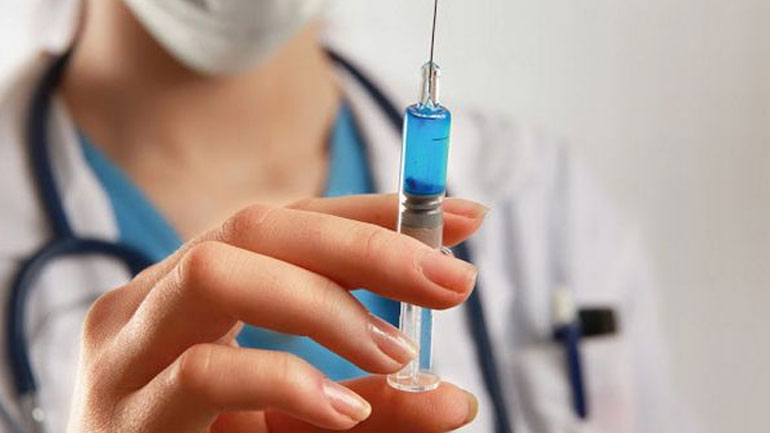 Ο Επίτροπος Υγείας καλεί όσους τάσσονται κατά των εμβολίων «να κάνουν μια βόλτα στα ευρωπαϊκά νεκροταφεία»