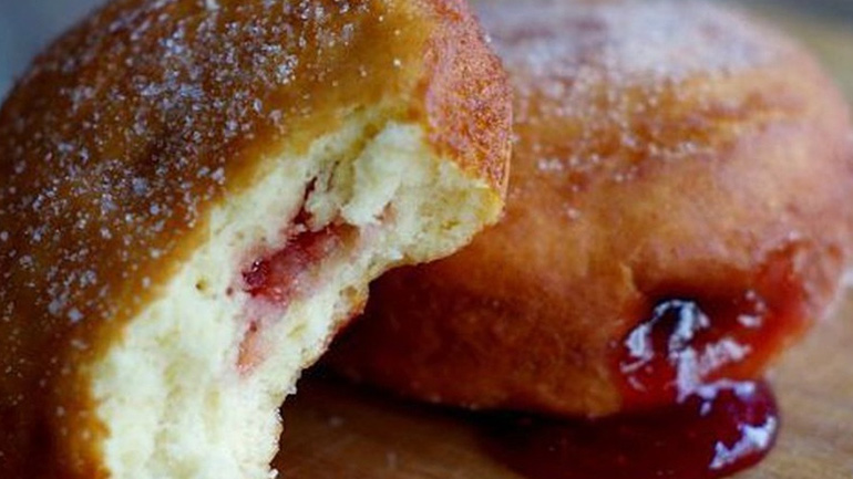 Ντόνατς με μαρμελάδα φράουλα