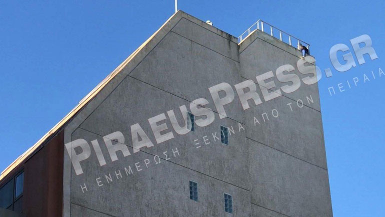 Άνδρας απειλεί να αυτοκτονήσει από κτήριο στον Πειραιά