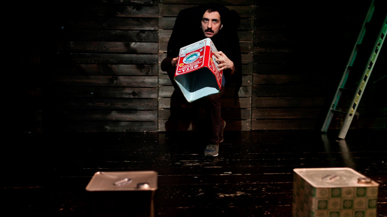 «Ανάμισης ντενεκές» στο Θέατρο Φούρνος