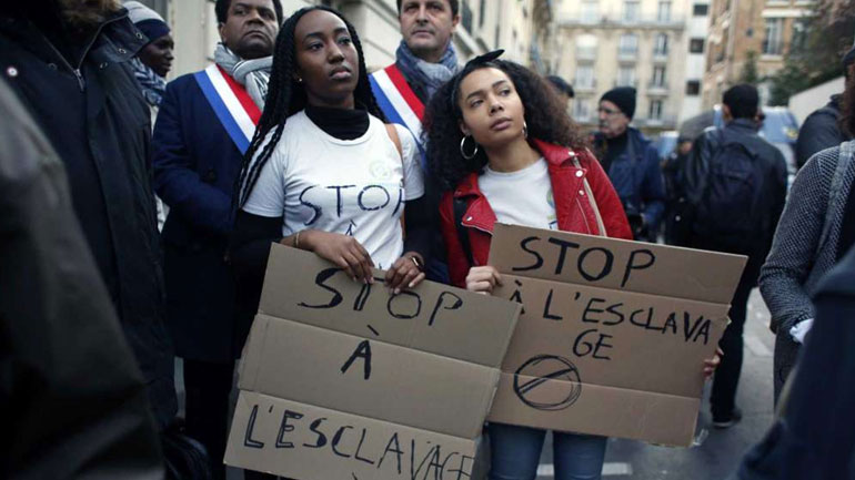 Γαλλία: Εκατοντάδες διαδηλωτές μπροστά από την πρεσβεία της Λιβύης στο Παρίσι κατά των σύγχρονων σκλαβοπάζαρων