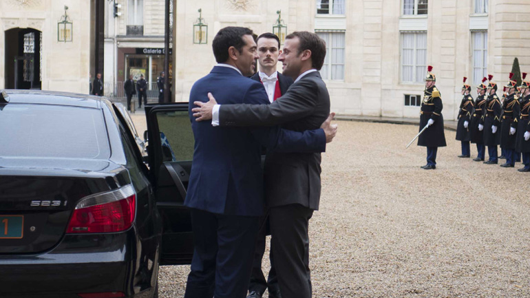 Αγκαλιές και φιλιά Μακρόν-Τσίπρα στο Μέγαρο των Ηλυσίων