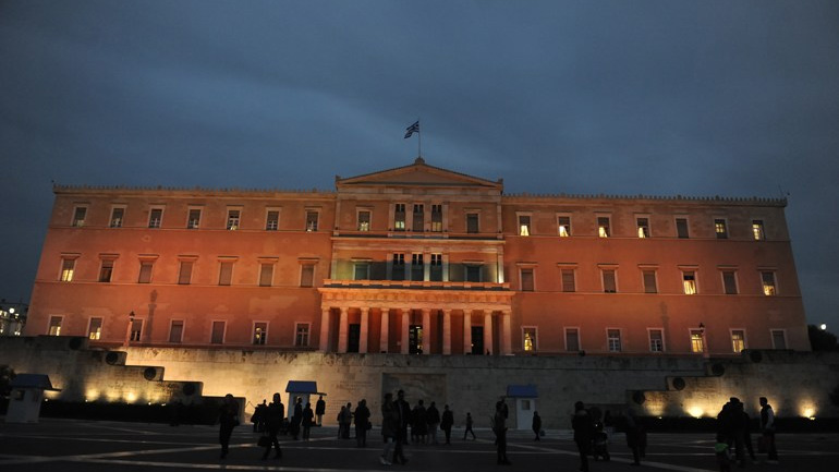 Με πορτοκαλί χρώμα φωταγωγείται η Βουλή για την ημέρα κατά της βίας σε βάρος γυναικών