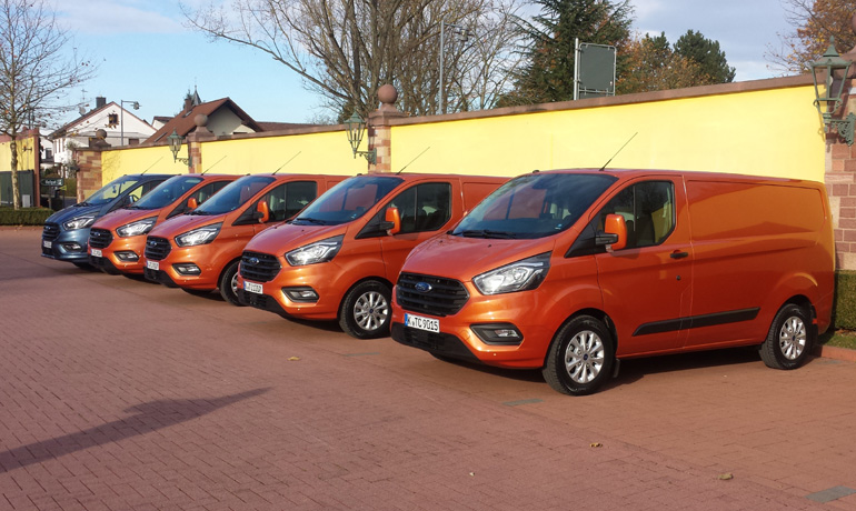 Τα νέα Transit Custon περιμένουν τους δημοσιογράφους