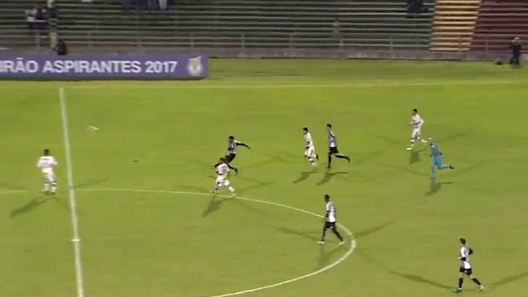 Σούταρε από το… σπίτι του και έβαλε γκολάρα