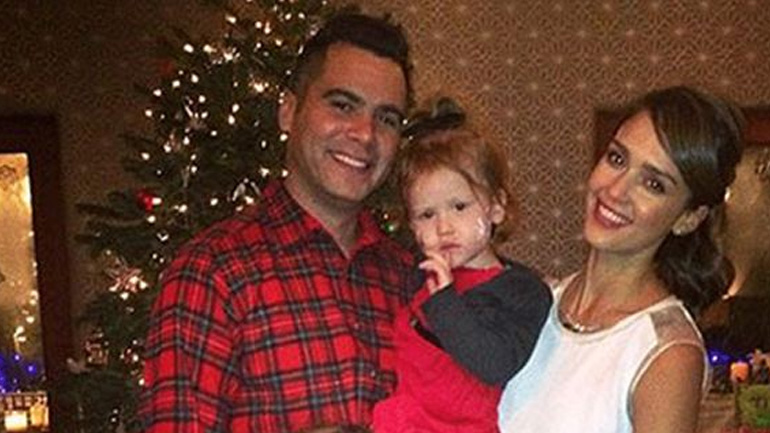 Jessica Alba: Βόλτα στα μαγαζιά με τον σύζυγό της και τις κόρες της