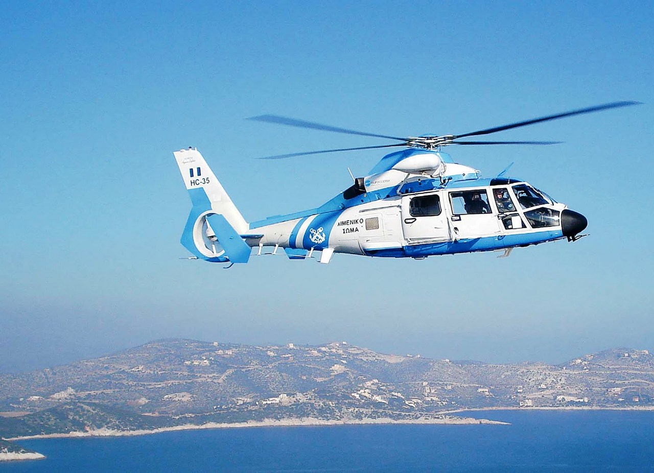 Τα 'βατράχια' του Λιμενικού ακινητοποίησαν το ταχύπλοο με βολές από αέρος...