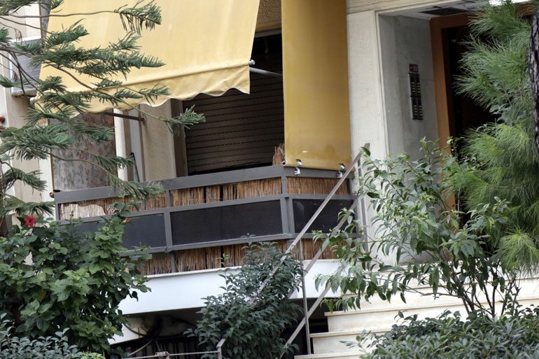 Η είσοδος της πολυκατοικίας όπου βρίσκονταν το διαμέρισμα στο οποίο εκτυλίχθηκε η ανθρώπινη τραγωδία