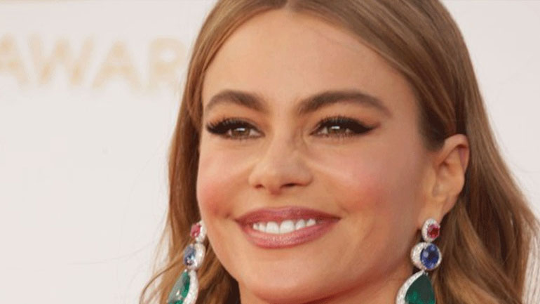 Sofia Vergara: H πιο σέξι οικοδέσποινα για το πάρτι την ημέρα των ευχαριστιών!