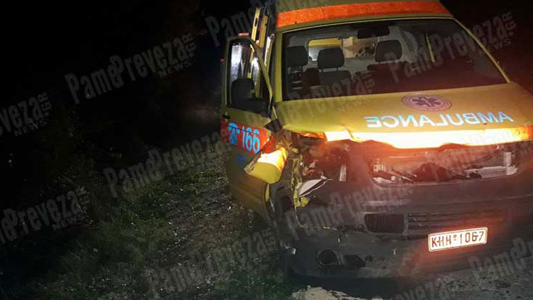 Πρέβεζα: Κίνδυνος τα ανεπιτήρητα ζώα στην Εθνική Οδό – Ασθενοφόρο έπεσε πάνω σε μοσχάρια