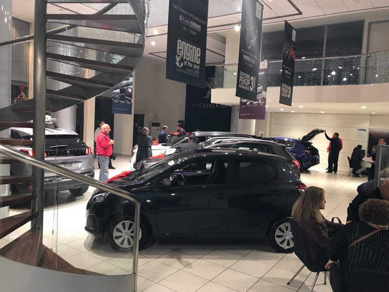 Στις εκθέσεις της Peugeot έγινε της... Black Friday!