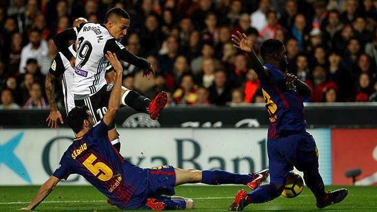 «Όρθια» στη Βαλένθια η Μπαρτσελόνα