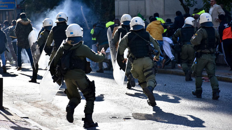 Άγριες συμπλοκές στην Ομόνοια μεταξύ οπαδών του ΠΑΟΚ και Πακιστανών